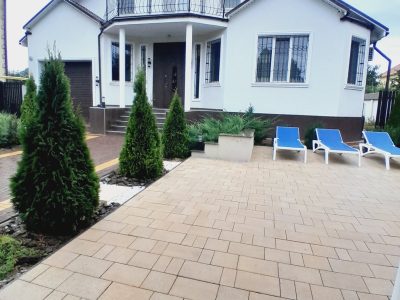 Продам двухэтажный дом с бассейном в Лесках, 347кв. м.