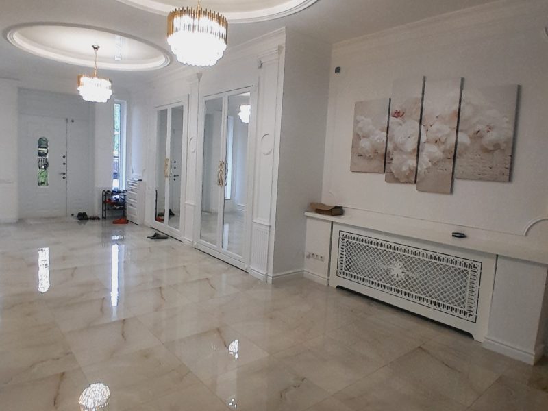 Продам двухэтажный дом с бассейном в Лесках, 347кв. м.