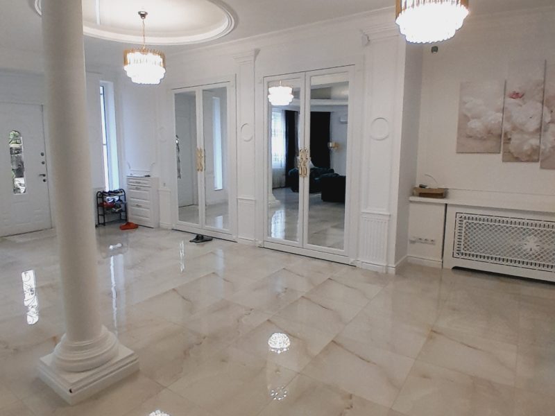 Продам двухэтажный дом с бассейном в Лесках, 347кв. м.