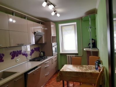 Продам квартиру 66 кв. м., 1/9, Небесной сотни пр. /Школьный Аэродром.