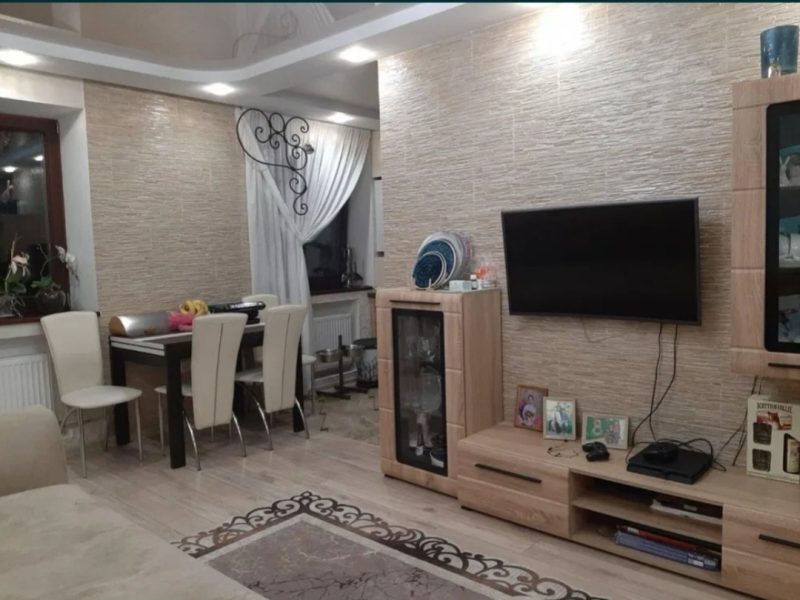 Продам квартиру 60 кв. м., 5/5, 1-я ст. Люстдорфской дороги.