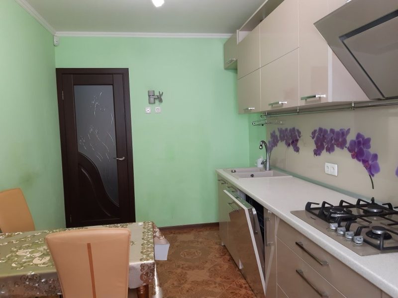 Продам квартиру 66 кв. м., 1/9, Небесной сотни пр. /Школьный Аэродром.
