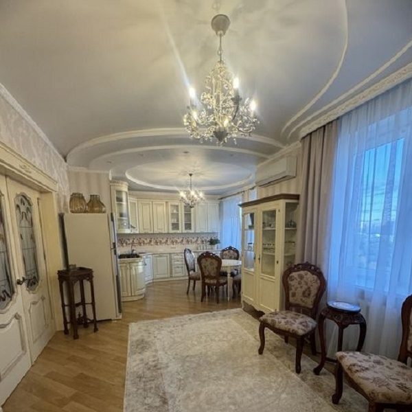Продам двухуровневую квартиру, 131 кв. м., район парка Победы.