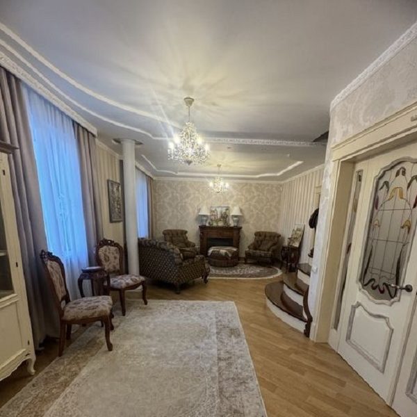 Продам двухуровневую квартиру, 131 кв. м., район парка Победы.