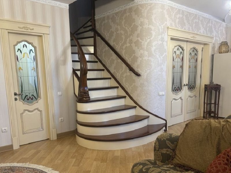Продам двухуровневую квартиру, 131 кв. м., район парка Победы.