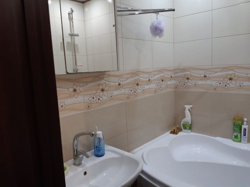 Продам квартиру 66 кв. м., 1/9, Небесной сотни пр. /Школьный Аэродром.