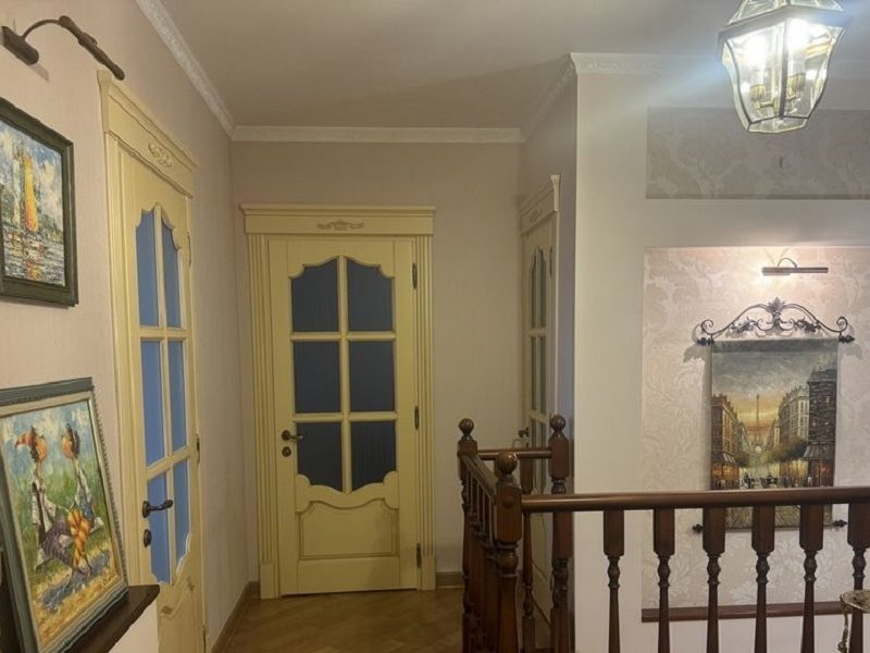 Продам двухуровневую квартиру, 131 кв. м., район парка Победы.