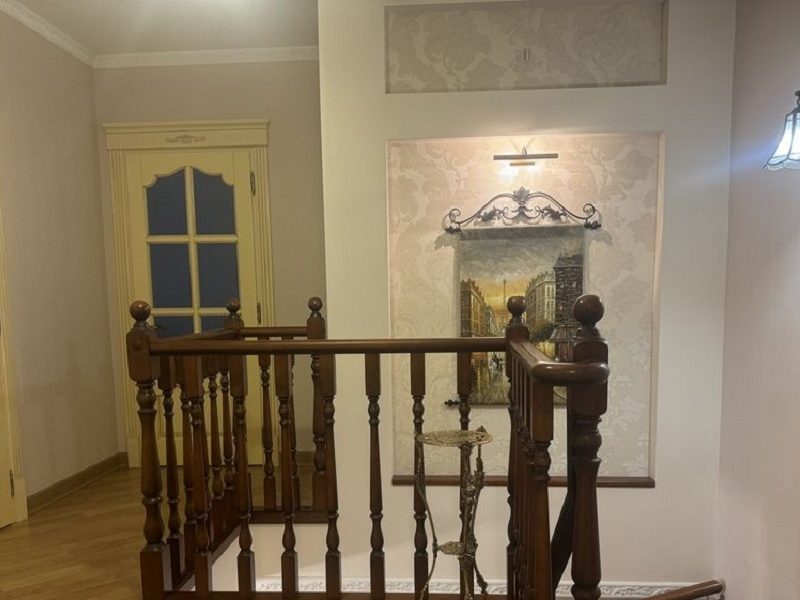 Продам двухуровневую квартиру, 131 кв. м., район парка Победы.