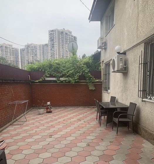 Продам квартиру на земле в двух уровнях, Толбухина площадь, 160 кв. м.