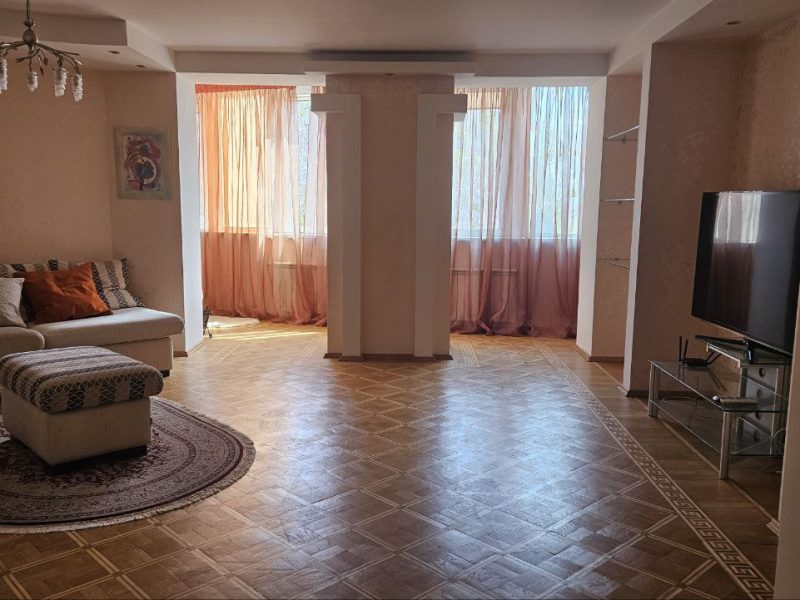 Сдам 2 х Ком кв ( Комнаты Раздельные) 3 комната Пустая укомплектована ,Большая Гардеробная Газ Плита , Агв котел