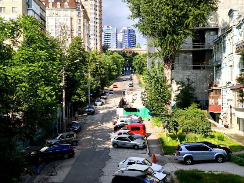 Оренда затишної двокімнатної квартири на вулиці Велика Васильківська 85-87. Квартира знаходиться на 3 поверсі 9 поверхового будинку. Площа квартири 53/36/7. В квартирі є всі необхідні меблі і техніка. 5 хвилин до метро "Олімпійська", Палац "Україна".