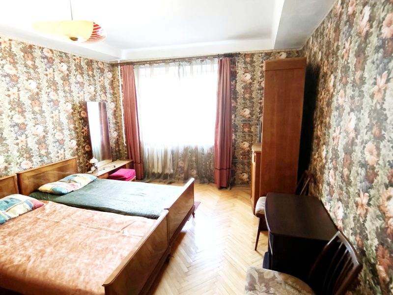 Оренда затишної двокімнатної квартири на вулиці Велика Васильківська 85-87. Квартира знаходиться на 3 поверсі 9 поверхового будинку. Площа квартири 53/36/7. В квартирі є всі необхідні меблі і техніка. 5 хвилин до метро "Олімпійська", Палац "Україна".