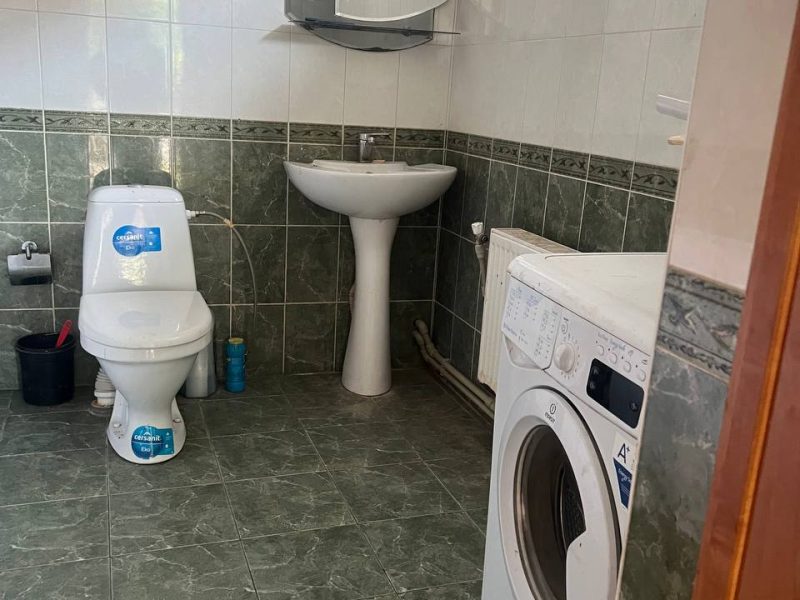 Продається будинок з двома гаражами у м. Дергачі. Харківська область