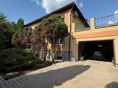 Пропонується до продажу добротний двоповерховий будинок у м. Дергачі . Харківська обл.