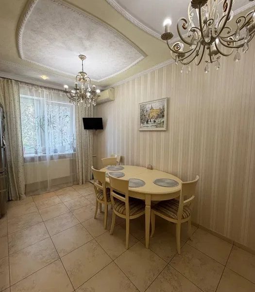 Пропонується до продажу добротний двоповерховий будинок у м. Дергачі . Харківська обл.