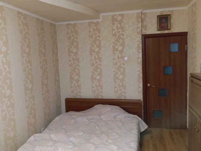 Продам трикімнатну квартиру з косметичним ремонтом у дев'ятиповерховому будинку, м. Дергачі, Харківська обл.